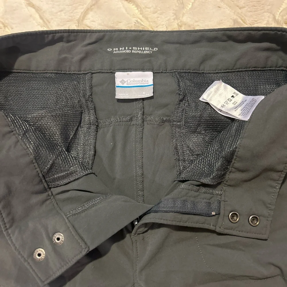 Columbia Charcoal Gray Pants! STRETCH! SO COMFORTABLE! OMNI-SHIELD! Pockets ❤️‍🔥 - Picture 4 of 5